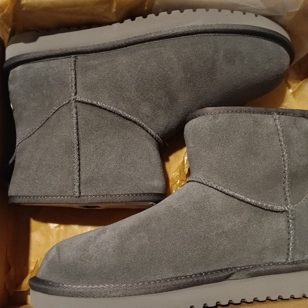 Brand new in box. 100% authentic uggs woman boots size 8